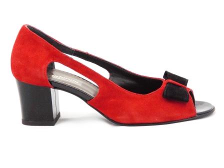 Pantofi dama rosii din piele antilopa cu varf din piele neagra, decupati, accesorizati cu o fundita eleganta neagra, cu toc de 5 cm. biashoes.ro imagine reduceri